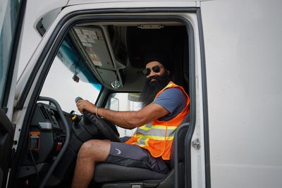 LKW-Fahrer in Sicherheitsweste